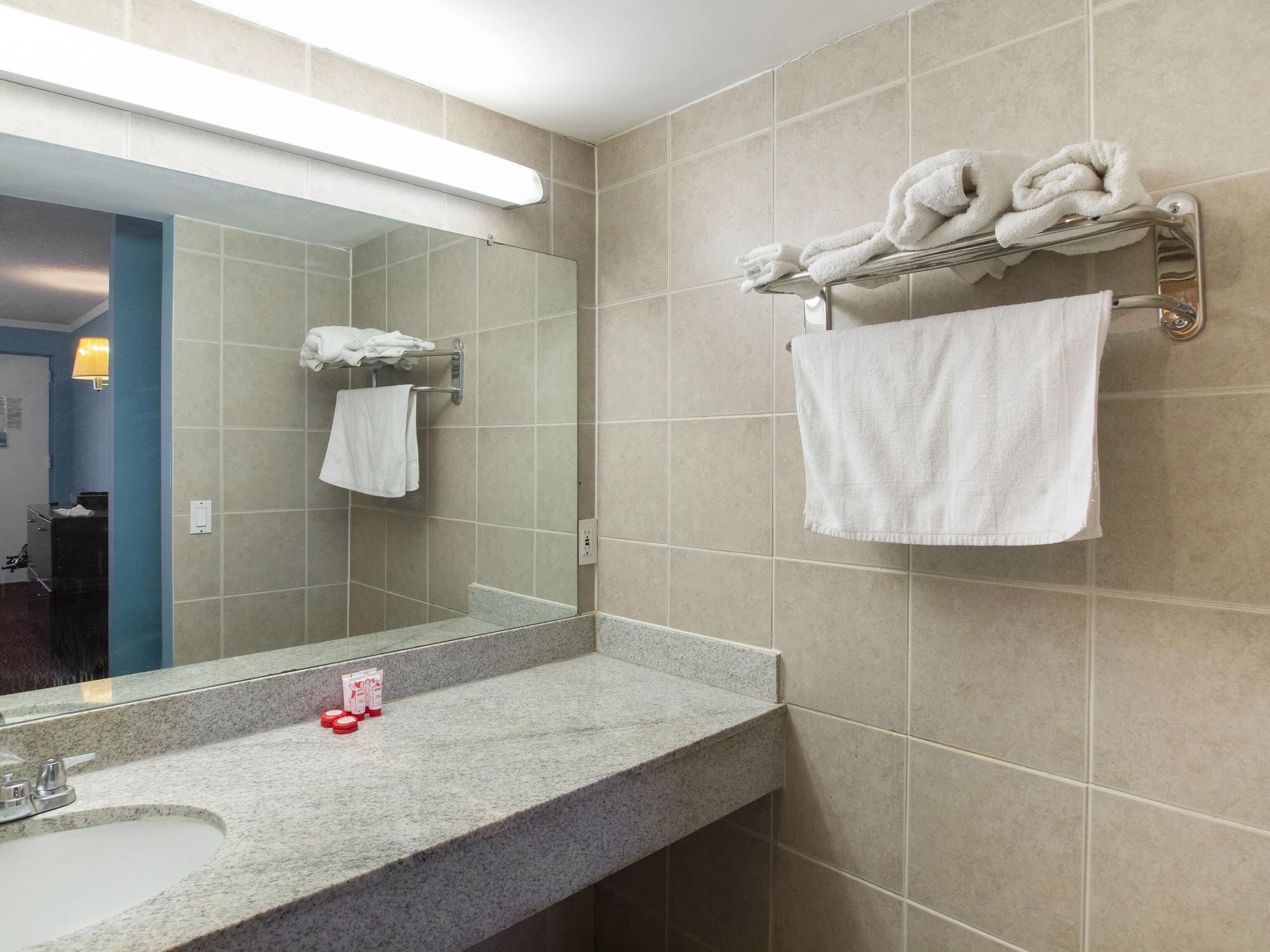 Oyo Hotel Edison Nj Route 1 Εξωτερικό φωτογραφία